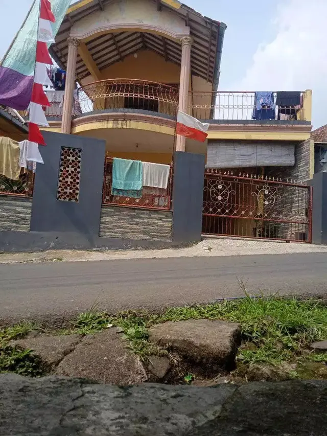 6 Penampakan Bangunan Rumah Tak Simetris Bagian Depan Ini Nyeleneh, Kocak
