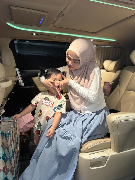 Jadi single mom, Ria Ricis beranjak ke usia kepala tiga. Ia terlihat rutin mengunggah momen kebersamaan dengan Moana, putri semata wayangnya.  (Liputan6.com/IG/@riaricis1795)