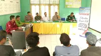 Dialog antara personel Polres Kepulauan Meranti dengan kepala desa serta aparatur untuk netralitas dalam Pemilu 2024. (Liputan6.com/M Syukur)
