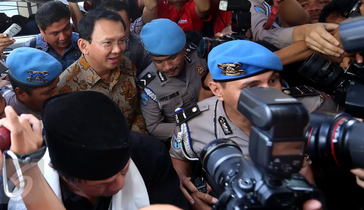 Basuki Tjahaja Purnama (Ahok) bergegas memasuki ruangan untuk diperiksa di Bareskrim Mabes Polri, Jakarta, Selasa (22/11). Ahok akan menjalani pemeriksaan perdana sebagai tersangka dalam kasus dugaan penistaan agama. (Liputan6.com/Johan Tallo)