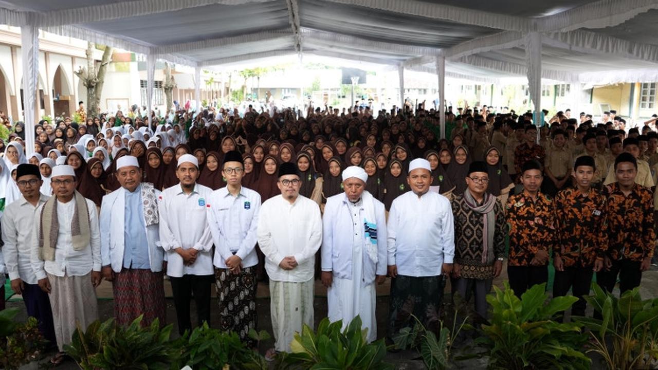 Pengurus PBNW dan Santri NW