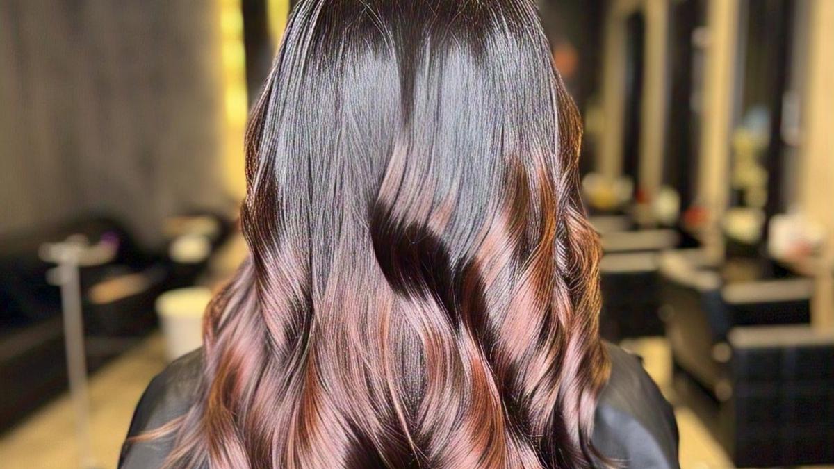 7 Inspirasi Warna Rambut Coklat Gelap yang Cantik dan Elegan Sudah Jadi Tren 2025