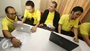 Sejumlah penyandang tunanetra mengakses internet dalam acara Sosialisasi Pelatihan Internet Tunanetra, Jakarta, Selasa (5/4). Diharapkan penyandang disabilitas dapat memperoleh akses terhadap teknologi. (Liputan6.com/Immanuel Antonius)