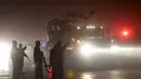 Polisi Afghanistan mengamati bangkai bus yang diangkut dengan truk setelah sebuah bom mobil meledak di dekat Kedutaan Besar Rusia di Kabul, Rabu (20/1). Belum ada pihak yang mengaku bertanggung jawab atas peristiwa ini.  (REUTERS/Ahmad Masood)