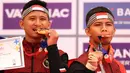 <p>Atlet Kun Bokator putra Indonesia, Gema Nur Arifin dan Yazid Hanifam Kurniawan menunjukkan medali emas dari nomor Men's Duo Group Performance Kun Bokator SEA Games 2023 di Chrouy Changvar Convention Center, Phnom Penh, Kamboja, Senin (8/5/2023). (Bola.com/Abdul Aziz)</p>