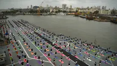 Sejumlah Personel Angkatan Laut India saat mengikuti yoga bersama menandai Hari Yoga Internasional di atas kapal induk INS Viraat di pelabuhan Mumbai, India, (21/6). Olahraga yoga telah menyatukan dunia dengan India. (AFP Photo/Punit Paranjpe)