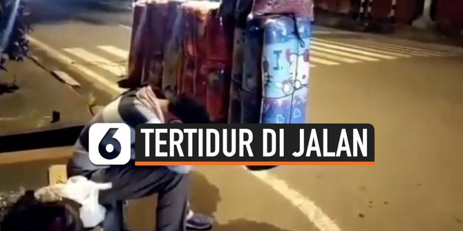 VIDEO: Kisah Haru Pedagang Keliling Kelelahan Tertidur di Pinggir Jalan