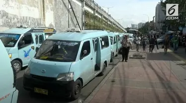 Sopir Mikrolet melakukan demonstrasi terkait penutupan jalan di Tanah Abang.