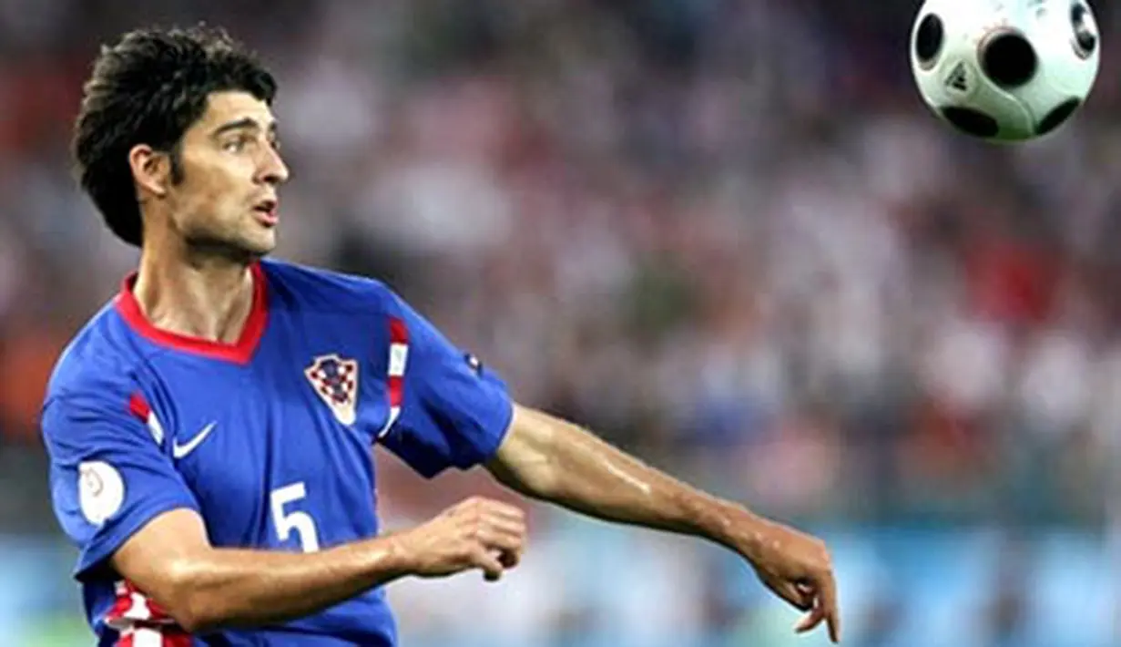 Croatian defender Vedran Corluka eyes a ball during the Euro 2008 Championships quarter-final football match Croatia vs. Turkey on June 20, 2008 at Ernst Happel Stadium in Vienna. AFP PHOTO / DDP - RONNY HARTMANN