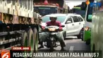 Padatnya arus kendaraan tak mempengaruhi para pedagang yang membuka lapak di pinggir jalan.