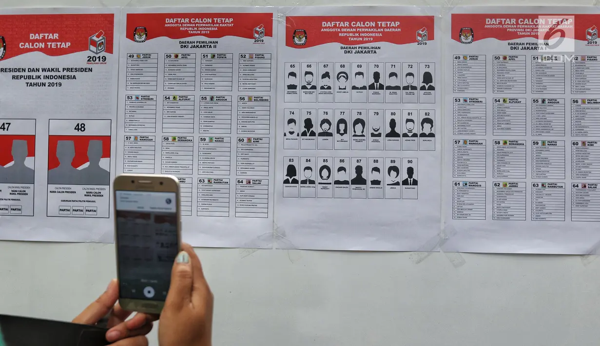 Warga mengambil gambar contoh surat suara saat mengikuti simulasi pemungutan dan pencoblosan surat suara Pemilu 2019 di Taman Suropati, Jakarta, Rabu (10/4). Simulasi dilakukan untuk meminimalisir kesalahan dan kekurangan saat pencoblosan pemilu pada 17 April nanti (Liputan6.com/Johan Tallo)
