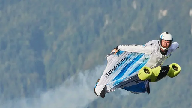 BMW electrified wingsuit bikin penggunanya menjadi seperti iron man (BMW)