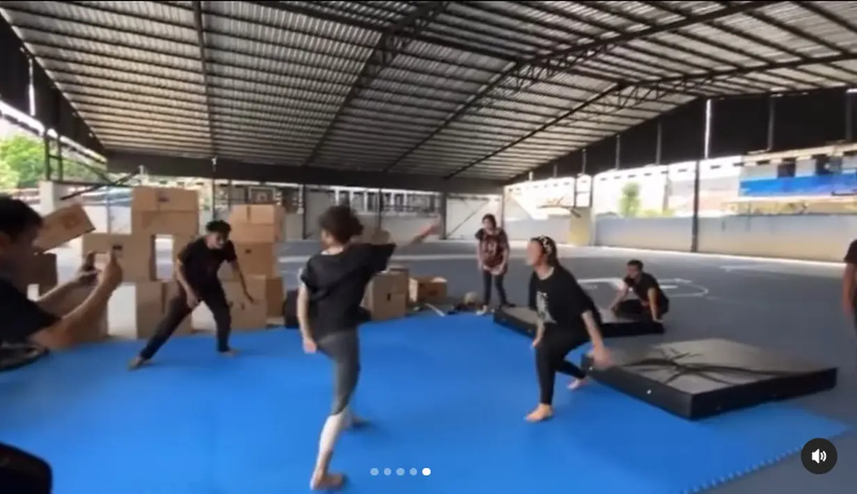 Artis muda berusia 19 tahun ini memang dikenal selalu totalitas dalam berakting. Mulai dari film horor, romantis hingga action sudah dibintangi oleh mantan anggota JKT48 ini. Seperti diketahui, film Virgo and The Sparklings merupakan film action pertama Zara. Saking totalitasnya, meski baru pertama kali bintangi film action, namun Zara terlihat seperti sudah pernah bintangi film action sebelumnya. (Liputan6.com/IG/@zaraadhsty)