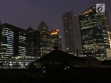 Pemandangan gedung-gedung bertingkat di kawasan Senayan, Jakarta, Jumat (28/9). Rumah-rumah kecil Ibu Kota makin tersingkir dikarenakan banyaknya lahan yang dijadikan kawasan komersial seperti mall, apartemen, perkantoran. (Merdeka.com/Imam Buhori)