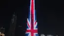 Bendera Britania Raya The Union Jack diproyeksikan di Burj Khalifa, gedung tertinggi di dunia, di Dubai, Uni Emirat Arab, Minggu (11/9/2022). Banyak landmark internasional juga memberi penghormatan kepada  mendiang Ratu Elizabeth II yang meninggal pada usia 96 tahun,  pada Kamis (8/9). (Ryan LIM / AFP)