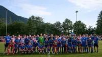 Pemain Bayern Munchen dan FC Rottach-Egern berfoto bersama sebelum dimulainya pertandingan pramusim, Rabu (19/7/2023) WIB. Bayern Munchen menang telak 27-0 saat melawan tim divisi kesembilan Liga Jerman tersebut. (Dok. Bayern Munchen)