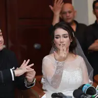 Sama-sama pernah gagal dalam mebina rumah tangga, kini Feby Febiola dan Franky Sihombing siap membina rumah tangga baru dalam hidup dan berharap pernikahan mereka terus langgeng. (Galih W. Satria/Bintang.com)