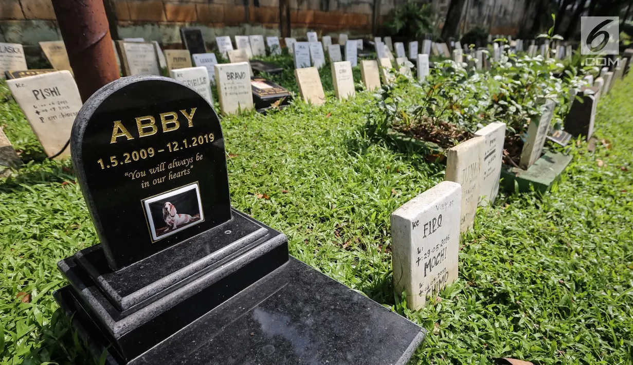 Sebuah batu nisan anjing di pemakaman hewan peliharaan Pondok Pengayom Satwa Jakarta, Senin (8/4). Sebanyak 700 makam di pondok tersebut dirawat dan dipelihara oleh petugas. (Liputan6.com/Fery Pradolo)