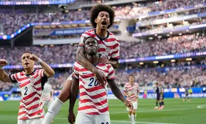 Pemain Amerika Serikat (AS) merayakan gol yang dicetak Folarin Balogun (20) ke gawang Paraguay dalam laga matchday pertama Grup D Piala Dunia 2026 di Inglewood, Calif, Sabtu (13/6/2026) pagi WIB. (AP Photo/Andre Penner)