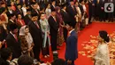 Presiden Joko Widodo (Jokowi) didampingi Ibu Negara Iriana bersiap memberikan ucapan selamat kepada para menteri seusai  pelantikan Kabinet Indonesia Maju di Istana Negara, Jakarta, Rabu (23/10/2019). (Liputan6.com/Angga Yuniar)