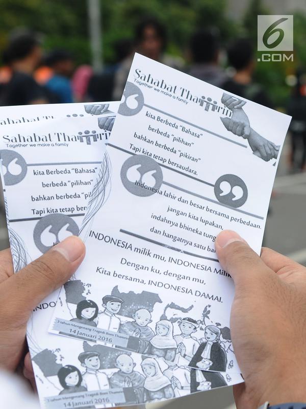 Komunitas Sahabat Thamrin membagi selebaran ke warga di kawasan Thamrin, Jakarta, Minggu (13/1). Sahabat Thamrin mengenang tragedi 3 tahun bom Thamrin bertema 'Menerima Perbedaan untuk Merayakan Kebersamaan dan Perdamaian'. (Liputan6.com/Herman Zakharia)