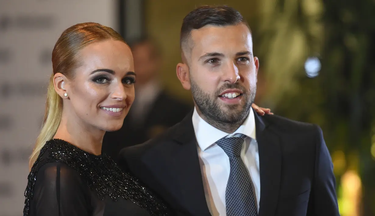 Pemain Barcelona, Jordi Alba dan istrinya saat menghadiri pernikahan Lionel Messi di Rosario, Argentina (30/6). Acara ini dihadiri banyak pesepak bola dan selebriti terkenal dunia. (AFP Photo/Eitan Abramovich)
