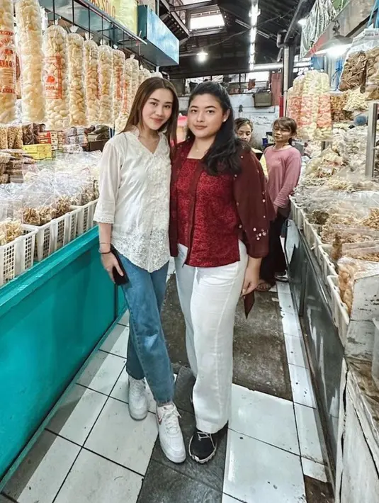 Saat jalan-jalan di Solo baru-baru ini, Aaliyah Massaid berbagi inspirasi gaya kasual dengan mengenakan kebaya.