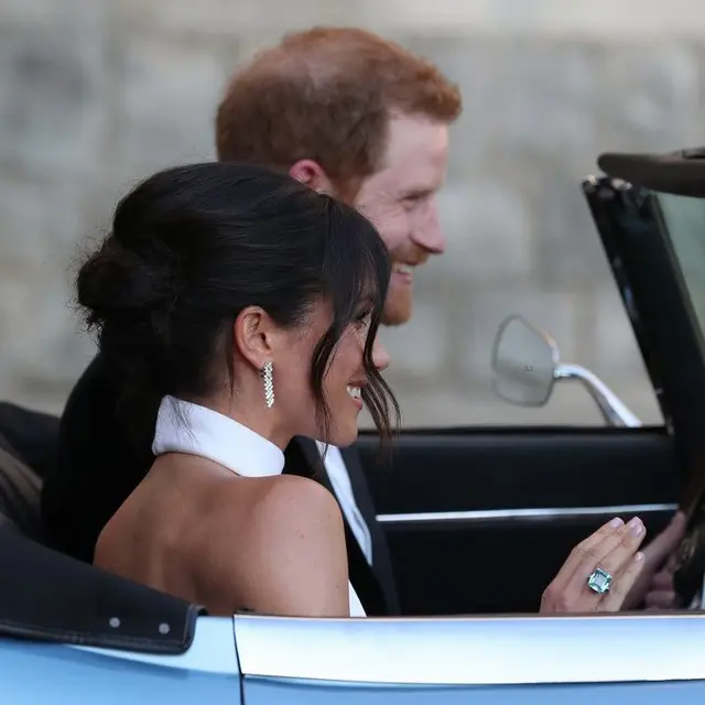 Meghan Markle menggunakan anting Reflection de Cartier untuk resepsi pernikahannya. (Twitter/@atelierluxe_com)