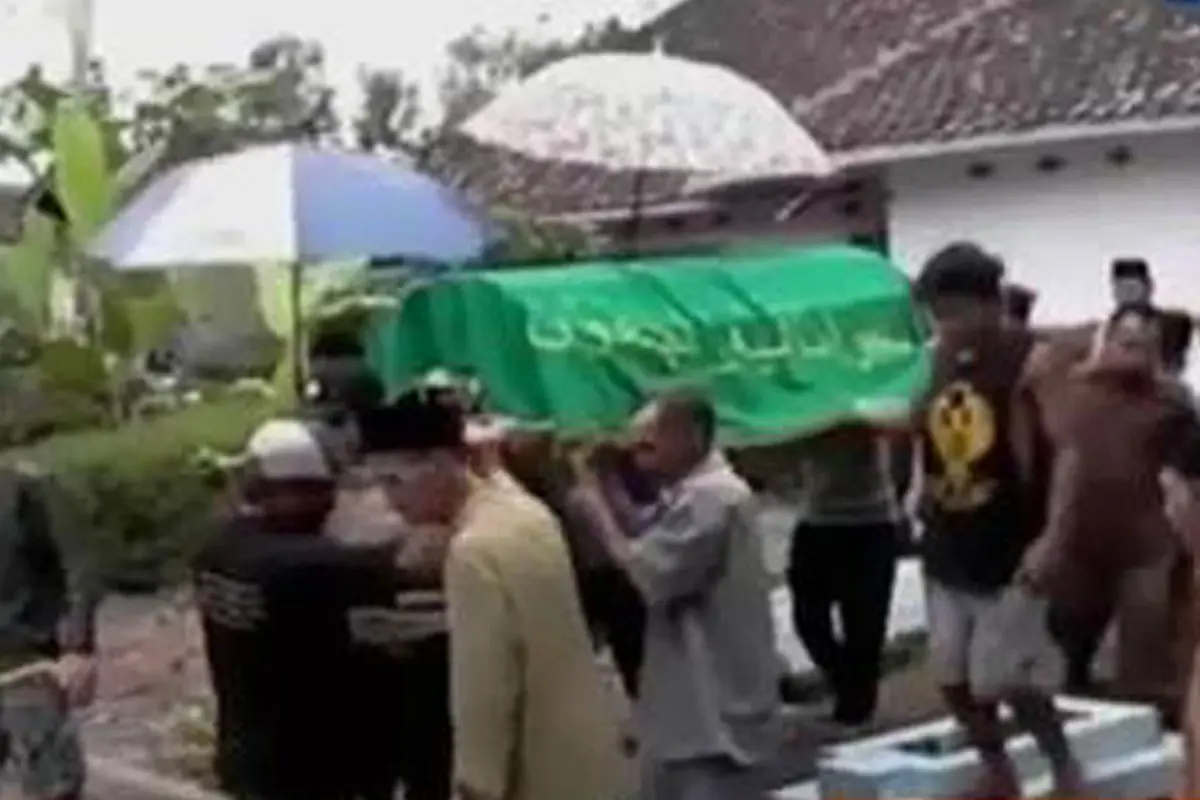 Dewi yang Ditabrak Suami dengan Truk Tronton Dimakamkan 