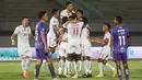 Pemain Arema FC merayakan gol yang dicetak oleh Johan Alfarizi ke gawang Persita Tangerang pada laga BRI Liga 1 di Stadion Indomilk Arena, Tangerang, Rabu (13/3/2024). (Bola.com/M. Iqbal Ichsan)