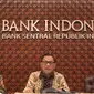 Gubernur BI Agus D.W. Martowardojo (tengah), Deputi Gubernur BI Senior Mirza Adityaswara (kiri) dan Deputi Gubernur BI Ronald Waas menggelar konferensi pers Triwulan III Bank Indonesia (BI) di Gedung BI, Jakarta,  (17/11/2015). (Liputan6.com/Angga Yunia)