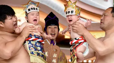 Dua pesumo menggendong bayi yang menangis selama Festival Nakizumo atau kontes bayi menangis di kuil Kamegaike-Hachiman, Jepang, Minggu (14/5). Lebih dari 100 bayi mengikuti kontes menangis yang diyakini bisa membuat bayi sehat. (Toru YAMANAKA/AFP)