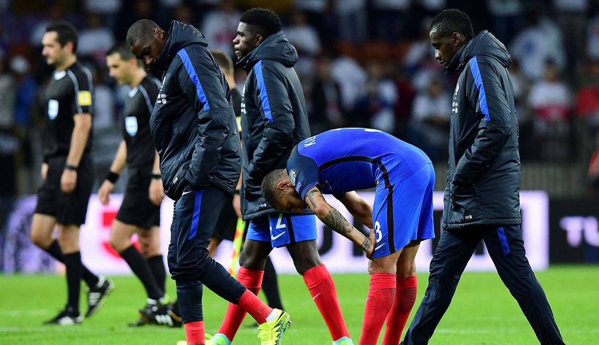 Para pemain Prancis terlihat kecewa saat gagal mengalahkan Belarusia pada kualifikasi Piala Dunia 2018 di Borisov Arena, Borisov, Belarusia. (AFP/Franck Fife)