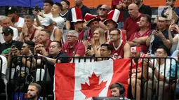 Laga terakhir penyisihan Grup H FIBA World Cup 2023 antara Latvia dan Kanada juga disaksikan para suporter dari timnas basket Kanada yang berlangsung di Indonesia Arena, Gelora Bung Karno, Jakarta, Selasa (29/8/2023). (Liputan6.com/Helmi Fithriansyah)