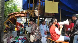 Pakaian bekas dengan harga yang sangat murah digelar oleh Rumah Hati Suci, Jakarta, Minggu (21/6/2015). Warga terlihat  antusias membeli pakaian di pasar murah tersebut. (Liputan6.com/Herman Zakharia)