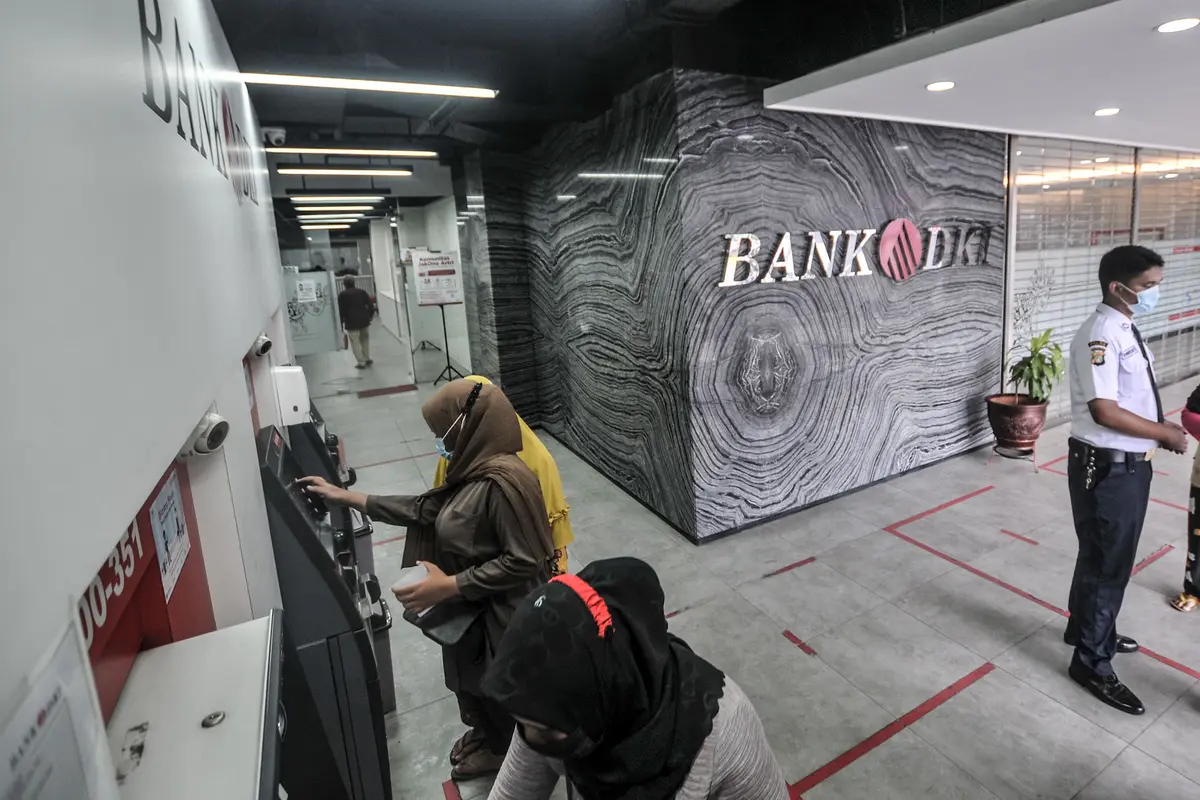 FOTO: Antrean Warga Cairkan BST di ATM Bank DKI