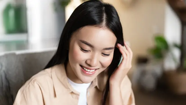 ilustrasi menyelipkan rambut