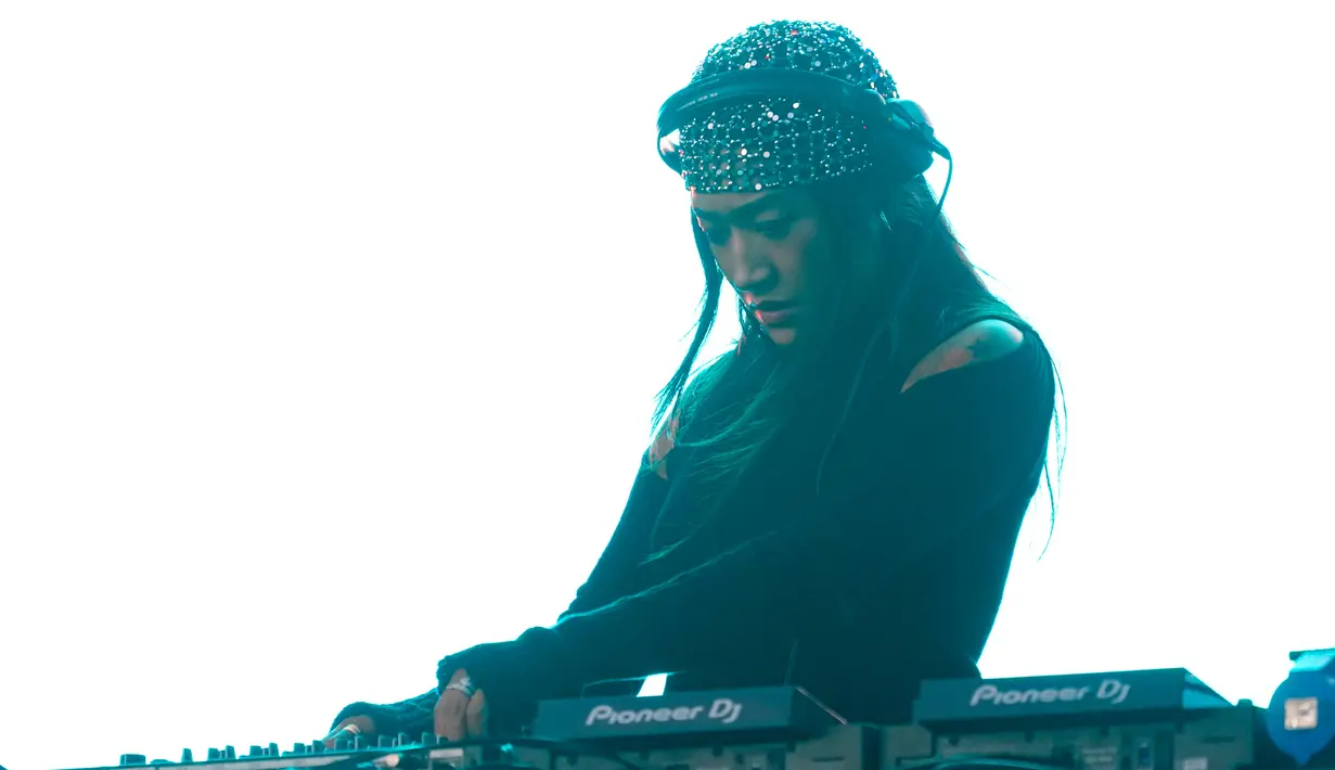 DJ Korea Selatan Peggy Gou tampil di atas panggung Field Day 2022, Victoria Park, London, Inggris, 20 Agustus 2022. Field Day merayakan hari jadinya yang ke-15 dengan kehadiran 50 ribu penggemar musik. (Photo by Alberto Pezzali/Invision/AP)