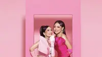 Keduanya pun tampil serba pink sesuai ciri khas Barbie yang dipotret oleh Photographie Dicky. Keduanya pun lengkap mengenakan box pink dengan tulisan Barbie. @dickyphotographie