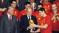 Raja Spanyol Juan Carlos menyambut kehadiran Iker Casillas dkk yang membawa serta Piala Dunia untuk pertama kalinya pada 12 Juli 2010. AFP PHOTO/DOMINIQUE FAGET