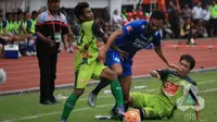 Pemain Persib Bandung Marcos Flores mencoba melewati hadangan dua pemain Bhayangkara FC dalam lanjutan Torabika Soccer Championship Presented by IM3 Ooredoo di Stadion Wibawa Mukti, Cikarang, Jawa Barat, Rabu (12/10/2016) sore WIB. (indonesiansc.com)