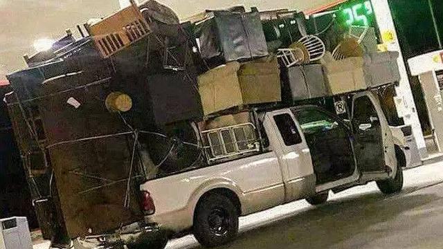 10 Potret Mobil Angkutan Barang dengan Muatan Nyeleneh Ini Bikin Heran