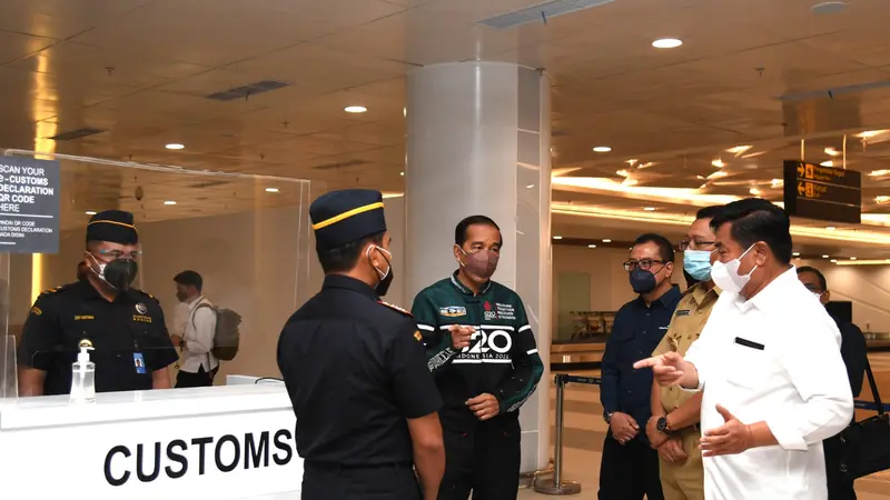 Jokowi meninjau Bandara Internasional Zainuddin Abdul Madjid di Kabupaten Lombok Tengah, NTB