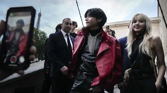 FOTO: Gaya V BTS, Lisa Blackpink, dan Park Bo Gum Saat Fashion Show di Paris