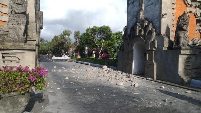 Sejumlah bangunan dilaporkan mengalami kerusakan imbas gempa Magnitudo 5,8 yang mengguncang Bali. (Liputan6.com/ Dewi Divianta)
