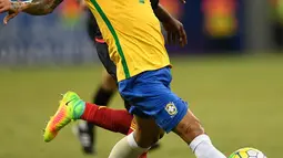 Bek Brasil, Dani Alves berusaha mengontrol bola dari kawalan gelandang Kolombia, Carlos Sanchez di kualifikasi Piala Dunia 2018 zona CONMEBOL di Arena da Amazonia, Manaus, (7/9). Brasil menang atas Kolombia dengan skor 2-1. (AFP PHOTO/Christophe Simon)