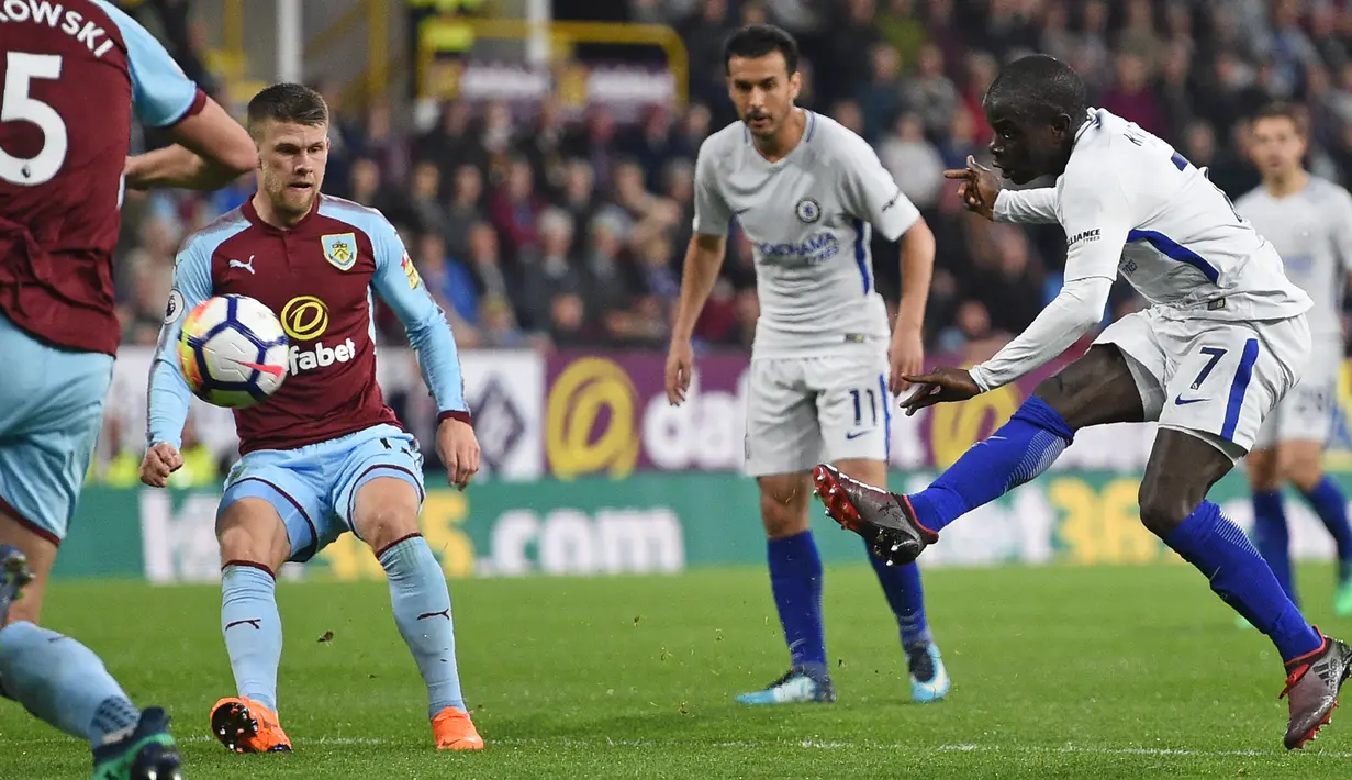 Gelandang Chelsea, N'Golo Kante berusaha mencetak gol ke gawang Burnley pada laga tunda pekan ke-31 Premier League di Turf Moor, Jumat (20/4). Poin penuh didapat Chelsea usai menang tipis 2-1 atas tuan rumah Burnley. (OLI SCARFF/AFP)