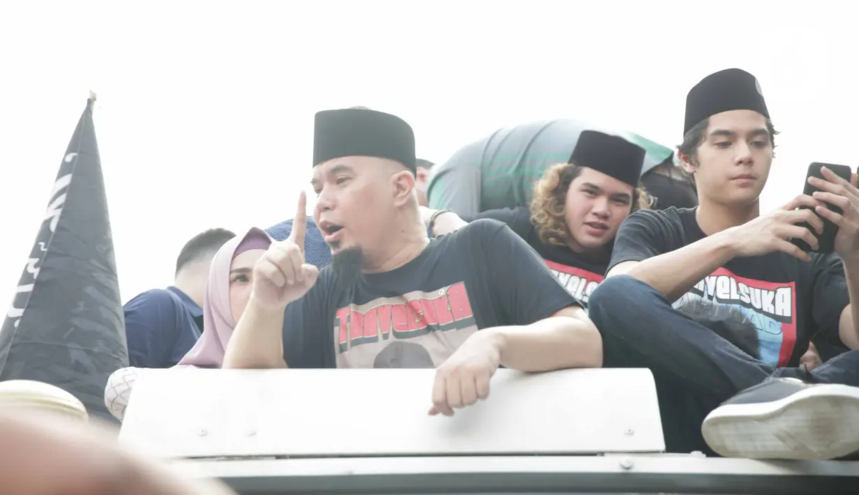 Musikus Ahmad Dhani menaiki mobil komando didampingi Mulan Jameela, Al Ghazali (Al), Abdul Qodir Jaelani (Dul) setelah bebas dari LP Cipinang, Jakarta Timur, Senin (30/12/2019). Usai bebas, Ahmad Dhani bergerak menuju kediamannya di Pondok Indah. (Liputan6.com/Faizal Fanani)
