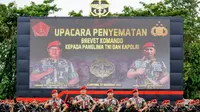 Kapolri Jenderal Listyo Sigit Prabowo dan Panglima TNI Laksamana Yudo Margono disematkan Baret Merah dan Brevet Komando dari pasukan elite Kopassus di Mako Kopassus Cijantung, Jakarta Timur, Selasa (27/12/2022). (Ist)