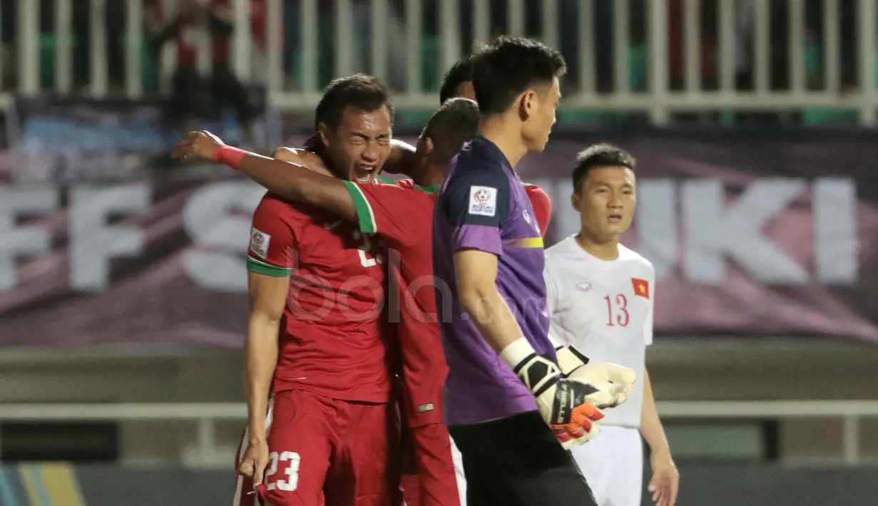 Luapan emosi Hansamu Yama usai mencetak gol ke gawang Vietnam pada laga semi-final AFF Suzuki Cup di Stadion Pakansari, Bogor, (03/12/2106). (Bola.com/Nicklas Hanoatubun)